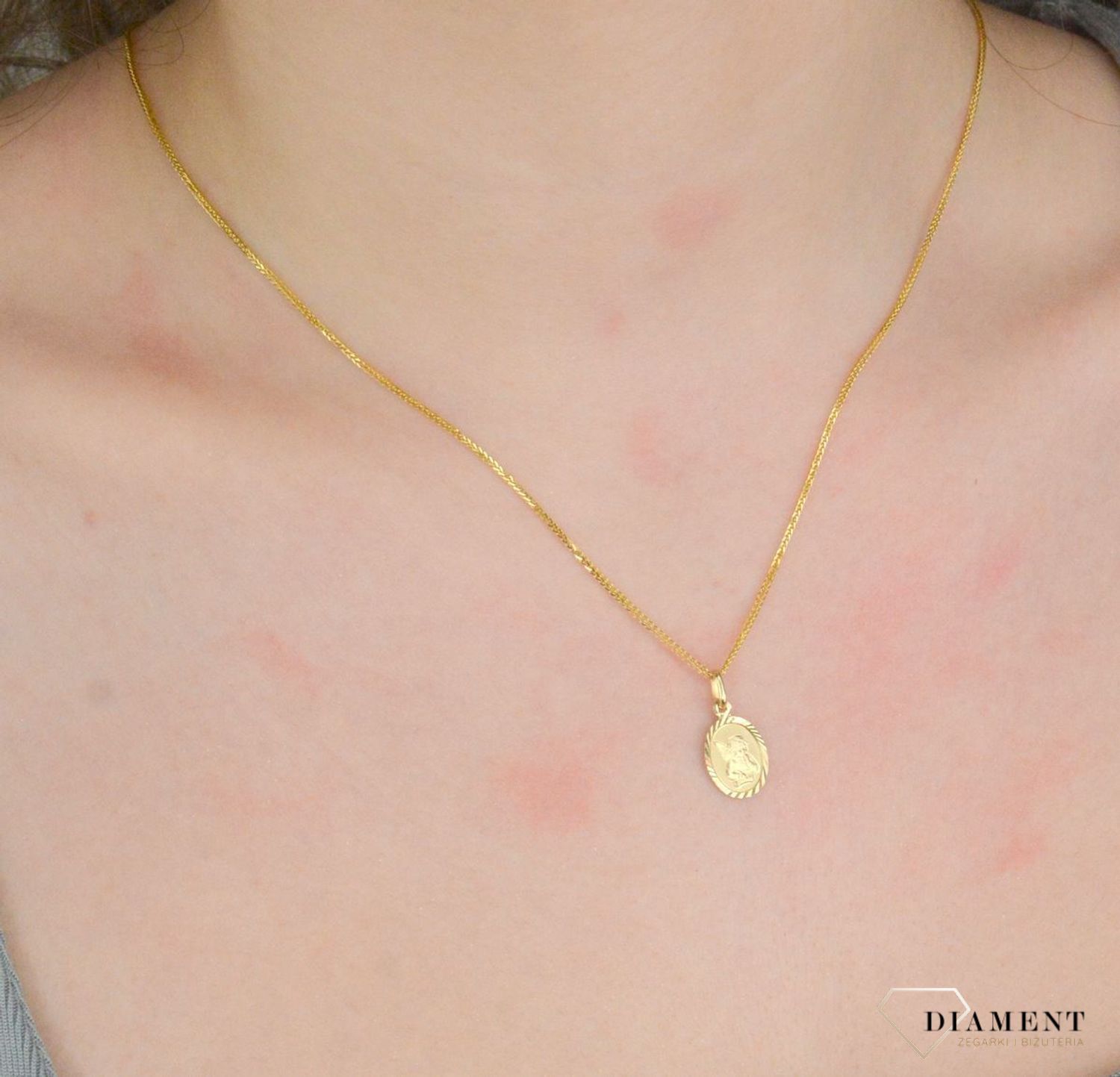 Zawieszka złota próba 375, anioł stróż ZA 1237A 375 Medalik będący wspaniałą pamiątką i prezentem z okazji chrztu, komunii czy bierzmowania. Zawieszka wykonana ze złota próby 375.1.jpg